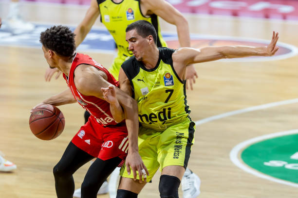 而且在篮板 而且在篮板